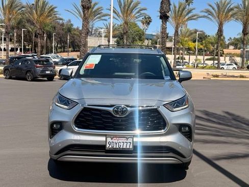 Used 2022 Toyota Highlander Platinum FWD image 3