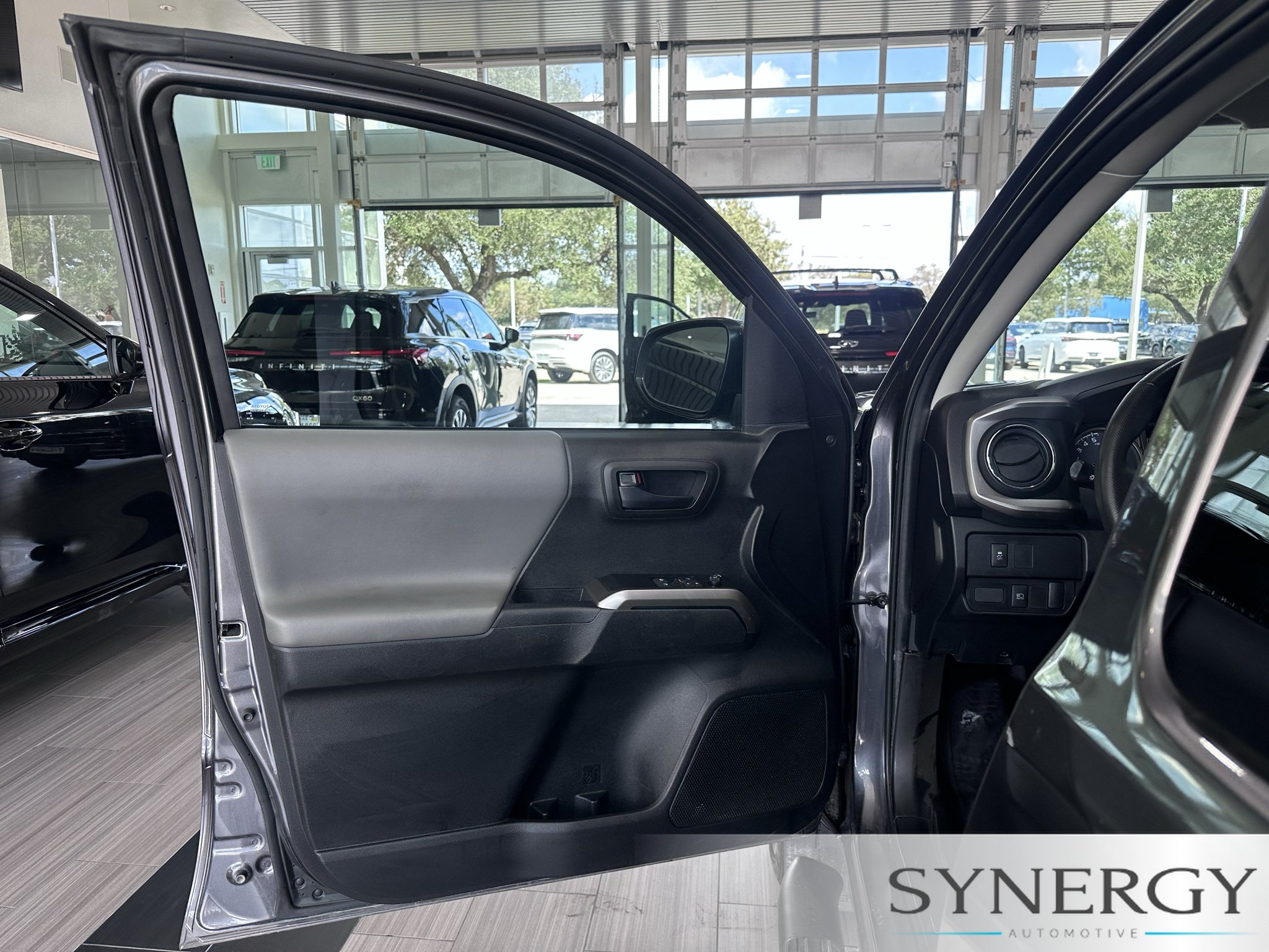 Used 2022 Toyota Tacoma SR5 w/ SR5 Appearance Package (SM) RWD image 24