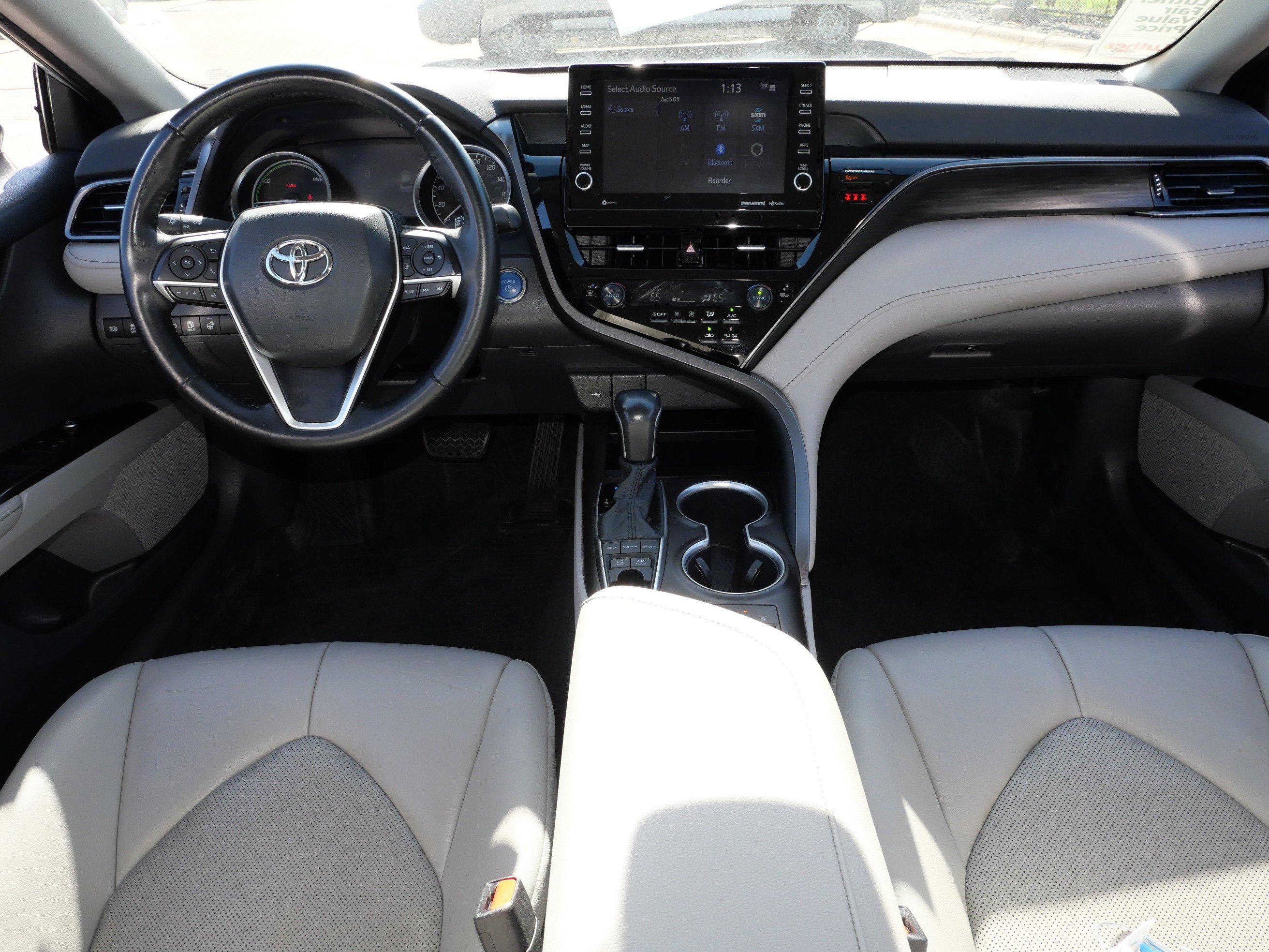 Used 2021 Toyota Camry XLE w/ Cold Weather Package FWD image 10