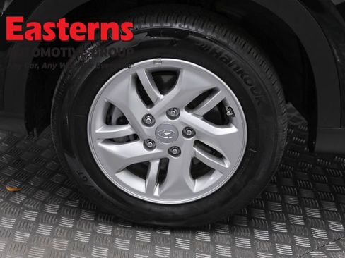 Used 2025 Hyundai Venue SE image 32