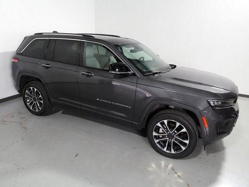 Used 2023 Jeep Grand Cherokee Overland image 12