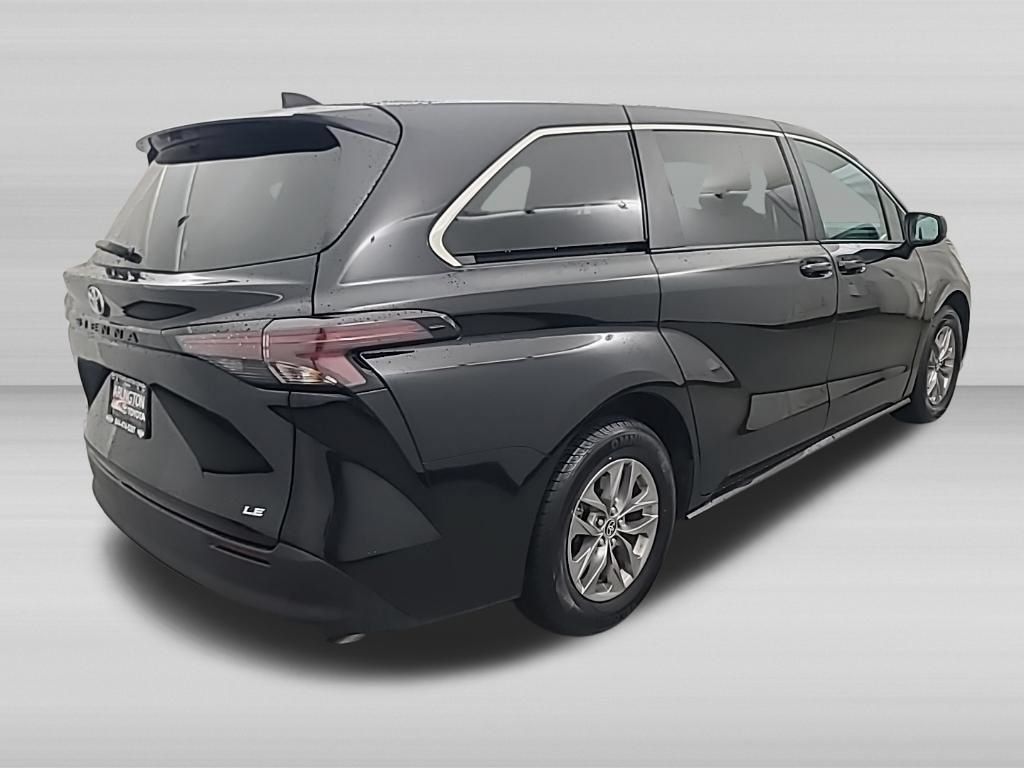 Used 2025 Toyota Sienna LE FWD image 5