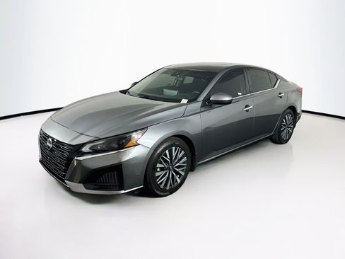 Used 2023 Nissan Altima 2.5 SV w/ SV Premium Package FWD image 3
