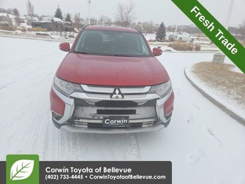 Used 2016 Mitsubishi Outlander SE image 3