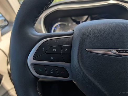 Used 2024 Chrysler Pacifica Limited FWD image 19