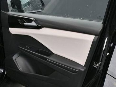 Used 2025 Volkswagen Taos S image 9