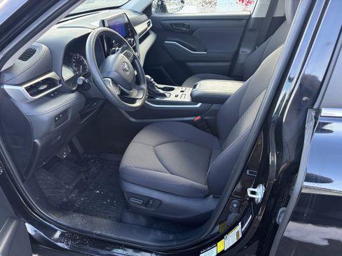 Certified 2023 Toyota Highlander L image 3