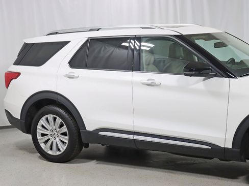 Used 2023 Ford Explorer Limited w/ Equipment Group 301A AWD/4WD image 3