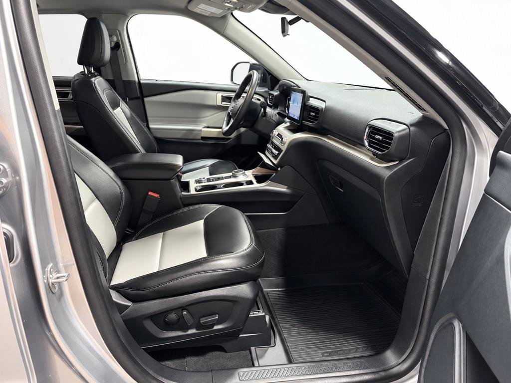 Used 2023 Ford Explorer XLT w/ Equipment Group 202A AWD/4WD image 14