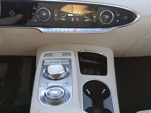 Used 2022 Genesis GV70 2.5T w/ Advanced Package AWD/4WD image 18