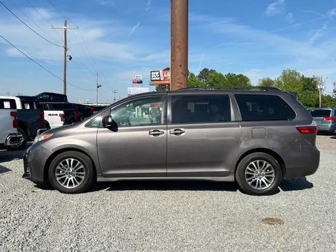 Used 2020 Toyota Sienna XLE Premium FWD image 2