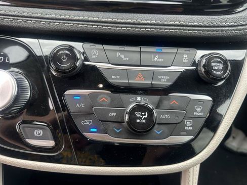 Used 2024 Chrysler Pacifica Limited FWD image 17