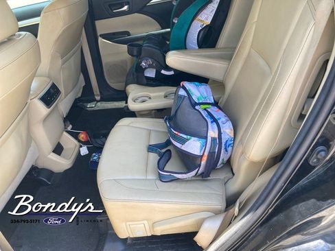 Used 2017 Toyota Highlander XLE FWD image 6