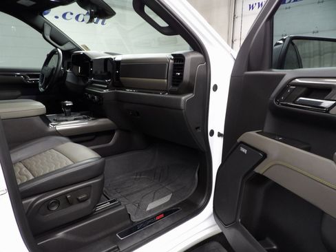 Used 2024 Chevrolet Silverado 1500 ZR2 w/ Technology Package image 25