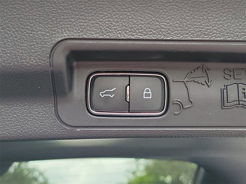 Used 2023 Ford Explorer XLT image 8