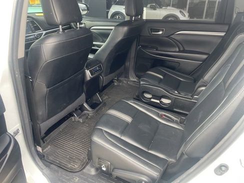Used 2018 Toyota Highlander SE image 14