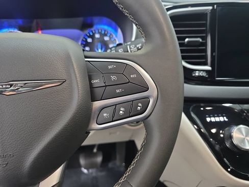 Used 2024 Chrysler Pacifica Touring-L FWD image 18