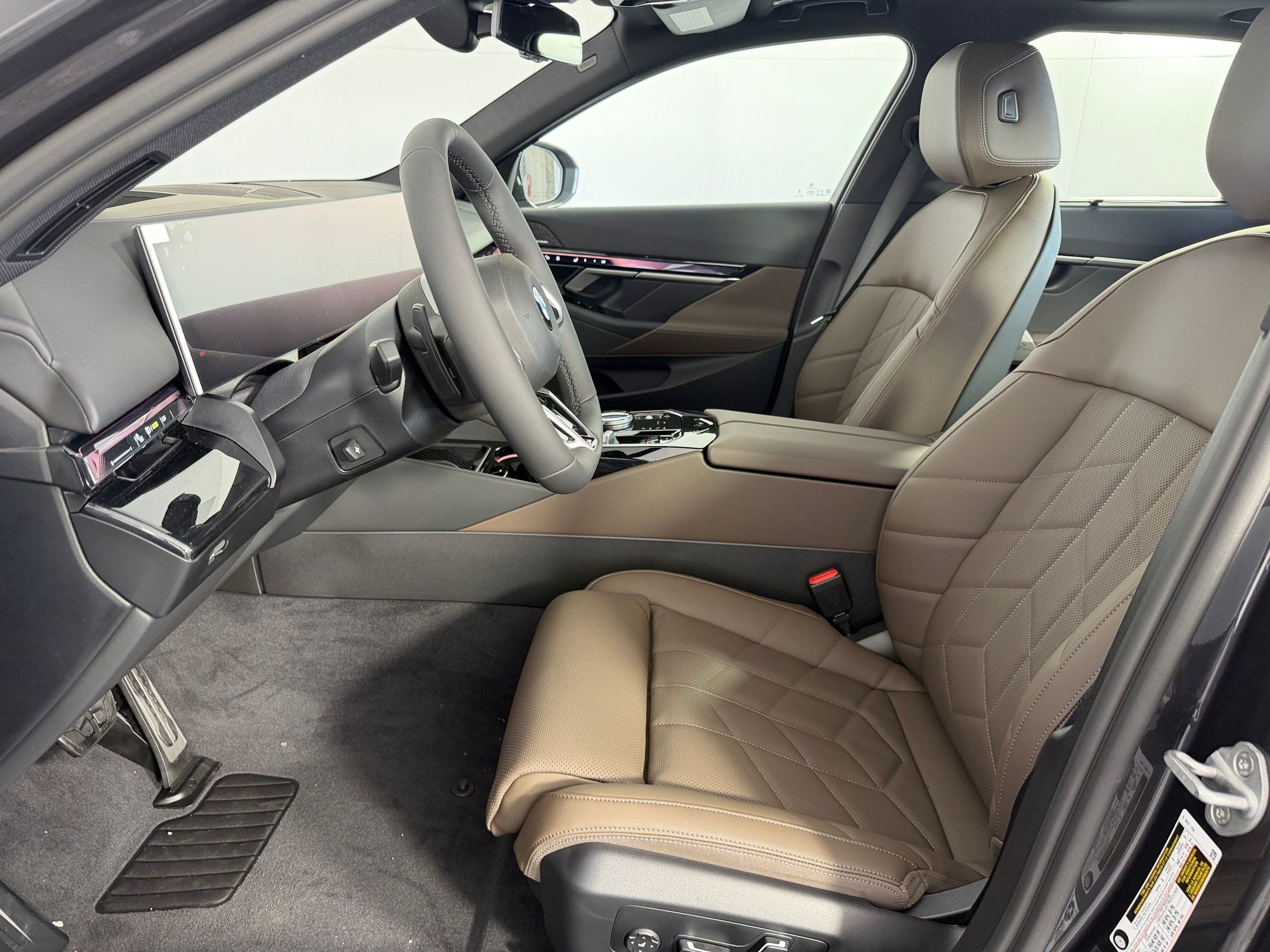 Used 2027 BMW 530i w/ M Sport Package RWD image 5