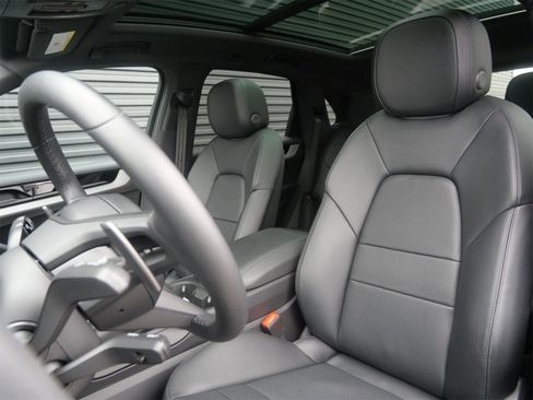 Certified 2025 Porsche Cayenne image 5
