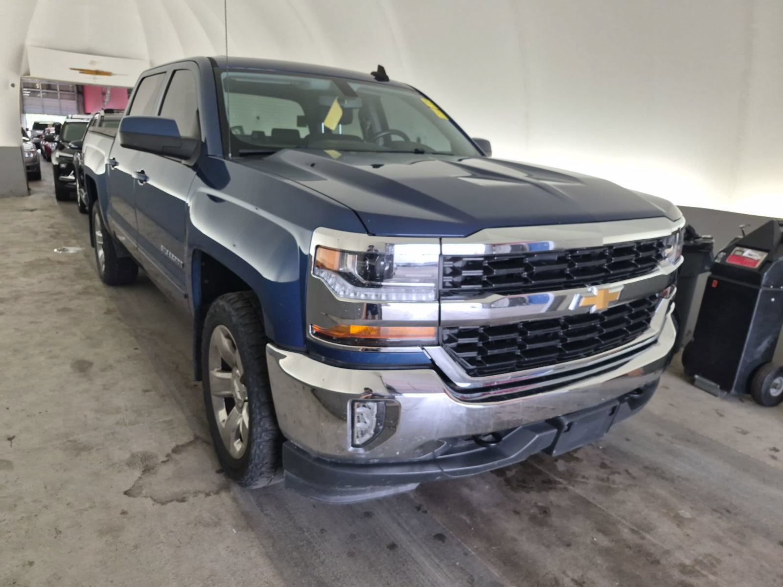 Used 2018 Chevrolet Silverado 1500 LT w/ LT Eassist Package AWD/4WD image 2