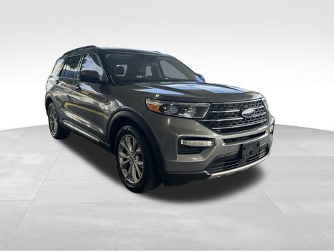 Used 2022 Ford Explorer XLT w/ Equipment Group 202A image 2