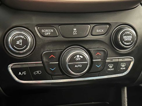 Used 2015 Jeep Cherokee Limited w/ Luxury Group AWD/4WD image 16