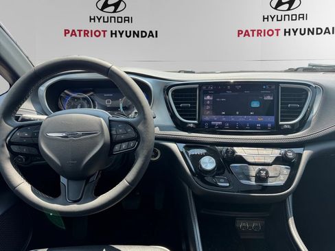 Used 2025 Chrysler Pacifica Limited FWD image 10