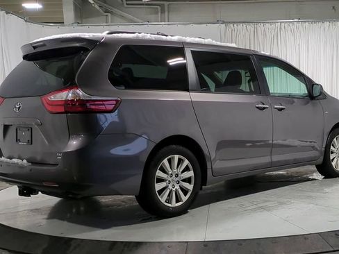 Used 2017 Toyota Sienna XLE image 9