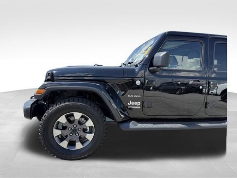 Used 2018 Jeep Wrangler Unlimited Sahara w/ Dual Top Group AWD/4WD image 24