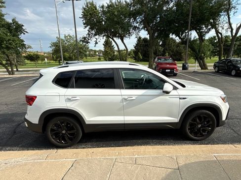 Used 2023 Volkswagen Taos SE w/ Panoramic Sunroof Package AWD/4WD image 7