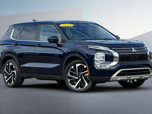 Used 2024 Mitsubishi Outlander SE image 2