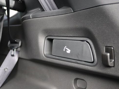 Used 2025 Mitsubishi Outlander SE image 16