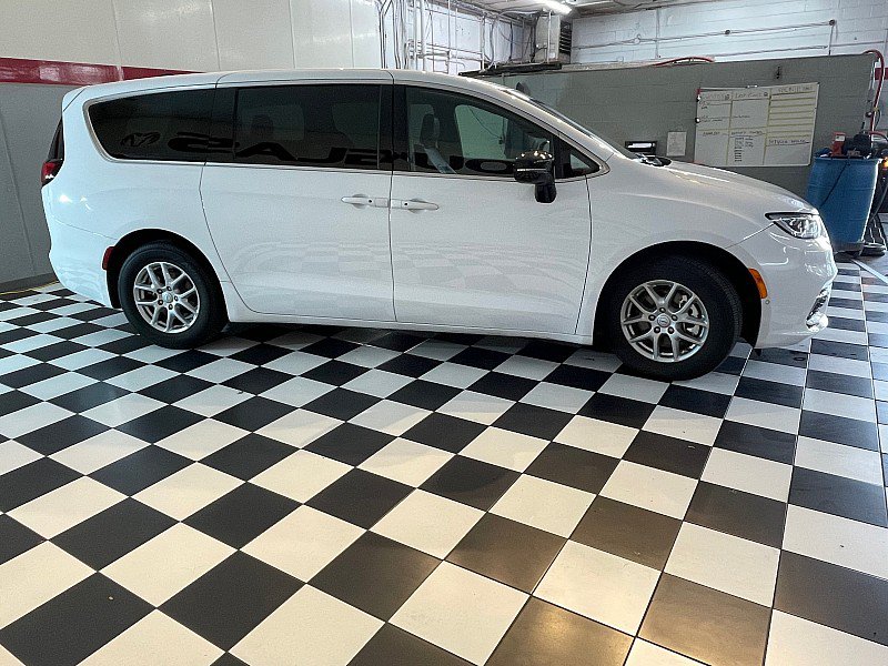 Used 2026 Chrysler Pacifica Select FWD image 4