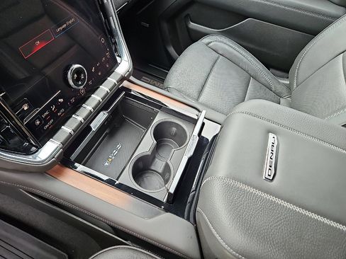 Used 2025 GMC Yukon Denali image 20