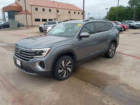 Used 2025 Volkswagen Atlas SE FWD image 1