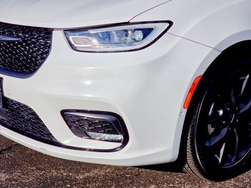 Used 2025 Chrysler Pacifica Limited image 5