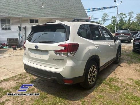 Used 2022 Subaru Forester Premium image 8