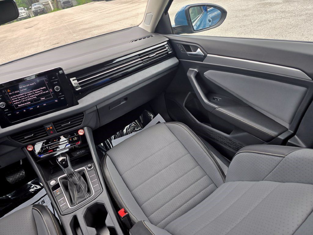 Used 2025 Volkswagen Jetta SE FWD image 34