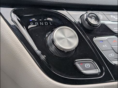 Used 2023 Chrysler Pacifica Touring-L image 15