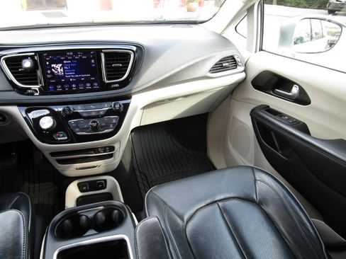 Used 2020 Chrysler Pacifica Limited image 9