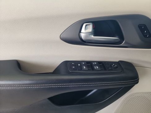 Used 2024 Chrysler Pacifica Touring-L FWD image 14