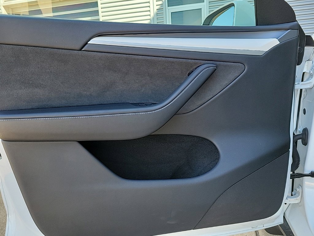 Used 2024 Tesla Model Y Long Range AWD/4WD image 25