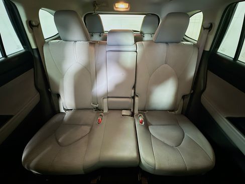 Used 2024 Toyota Highlander LE FWD image 30