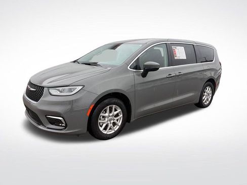 Used 2023 Chrysler Pacifica Touring-L FWD image 1