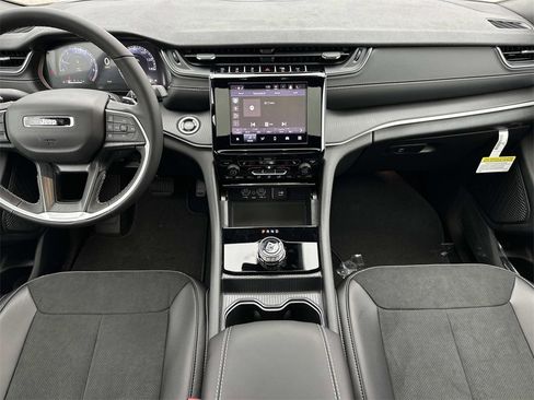 New 2025 Jeep Grand Cherokee L Altitude image 12