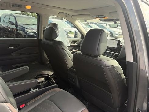 Used 2024 Nissan Pathfinder Platinum AWD/4WD image 15