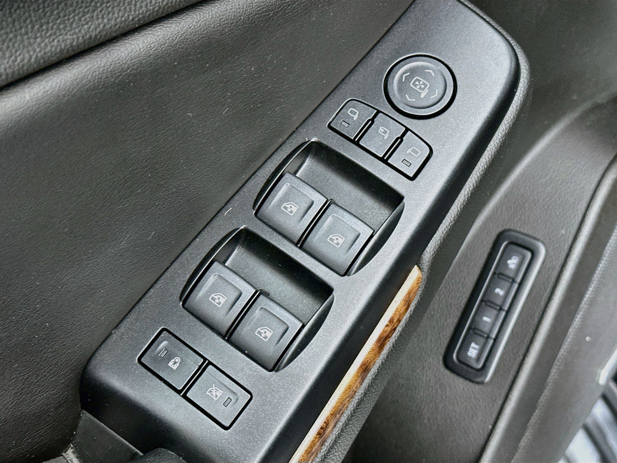 Used 2018 Chevrolet Tahoe Premier AWD/4WD image 18