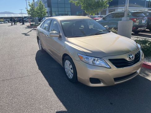 Used 2010 Toyota Camry LE image 5