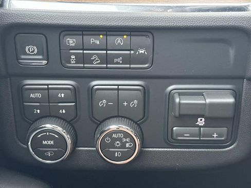 Certified 2026 Chevrolet Suburban High Country AWD/4WD image 36