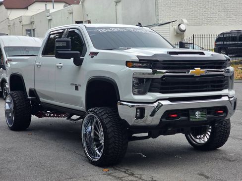 Used 2024 Chevrolet Silverado 2500 LT Z71 AWD/4WD image 9